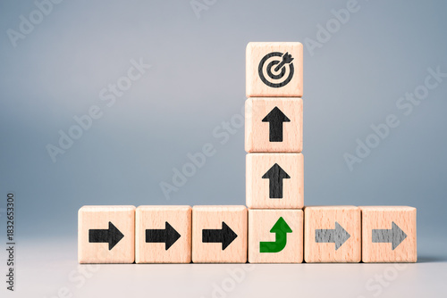 Foto Wooden blocks showing pivot strategy with a green arrow changing direction to re