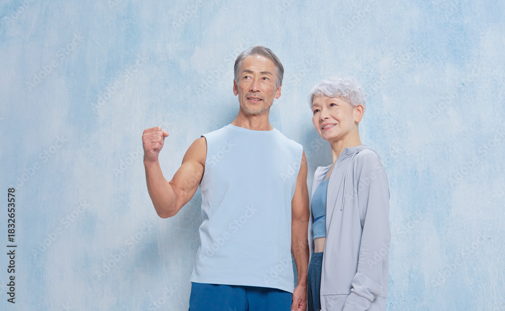 Fototapeta premium エクササイズするシニアの男性と女性のポートレート