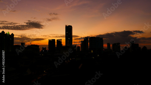 Canvas Print Sunset over the city of Phnom Penh, silhouette of the skyscraper when the sun do