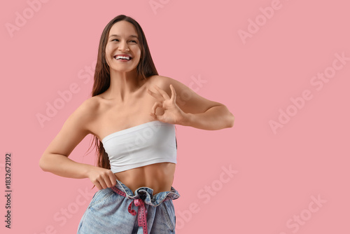 Young woman in loose jeans ...