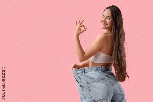 Young woman in loose jeans ...
