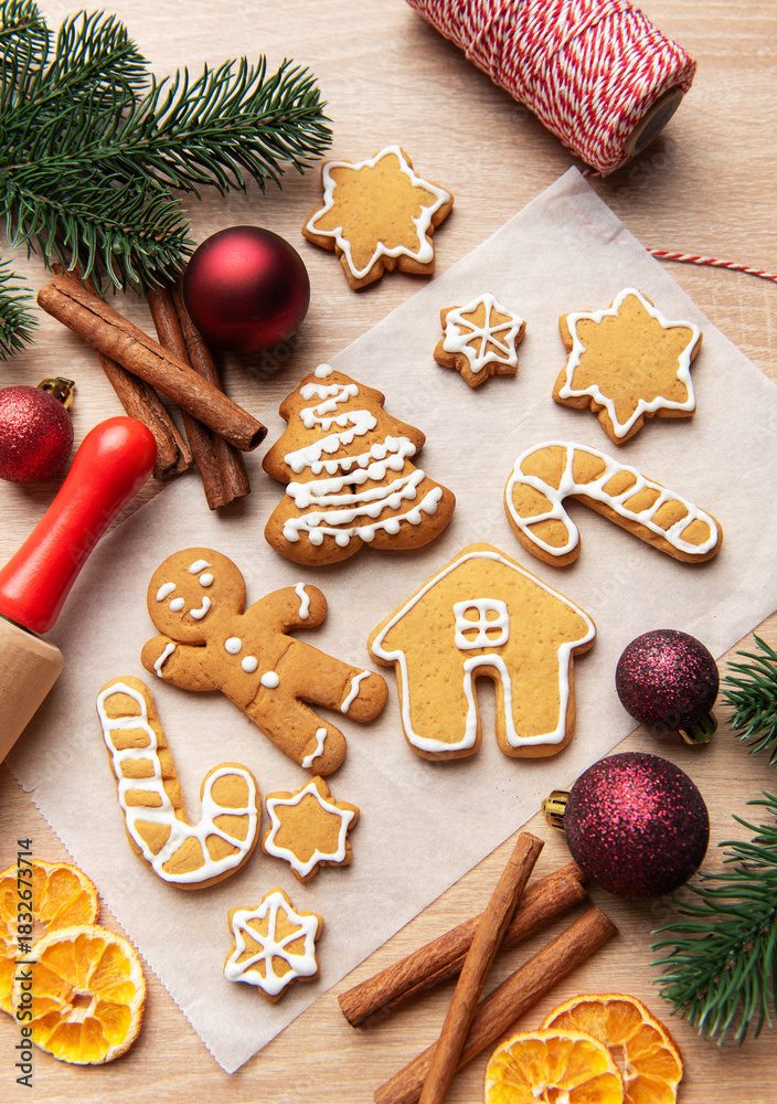 Obraz premium Homemade gingerbread cookies on baking paper for christmas