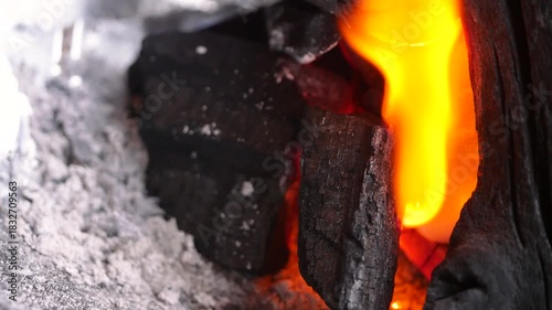 バーベキューでの炭火の火おこし