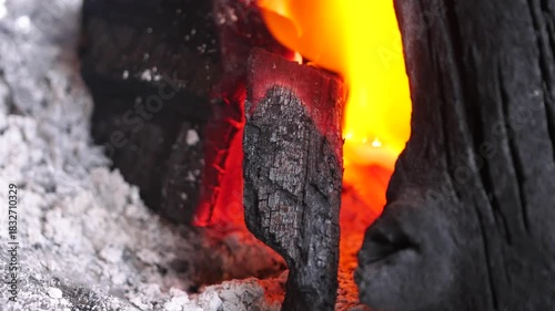 バーベキューでの炭火の火おこし