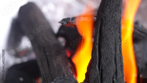 バーベキューでの炭火の火おこし