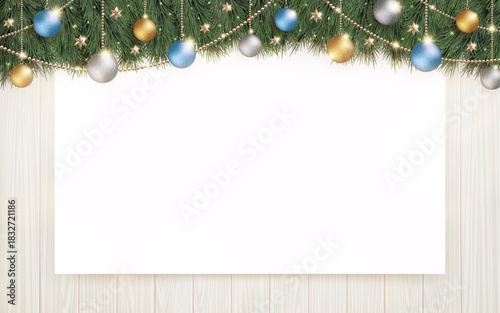 光輝くクリスマスツリーと、白の木目の背景に白無地のボード