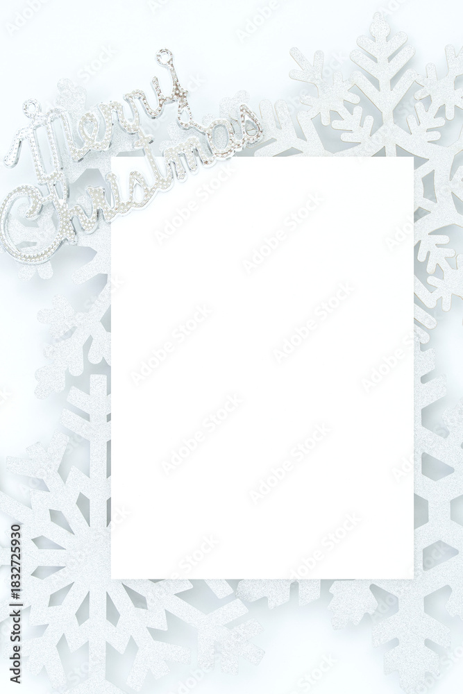 Fototapeta premium 메리 크리스마스 눈결정 배경에 카드 목업