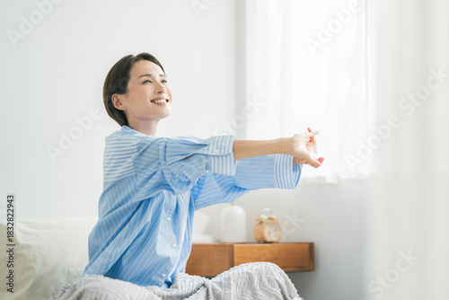 朝起きてストレッチをする女性