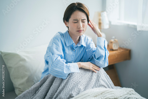Cuadro en lienzo 体調不良の女性、彼女は顔を顰めながらこめかみを押さえている