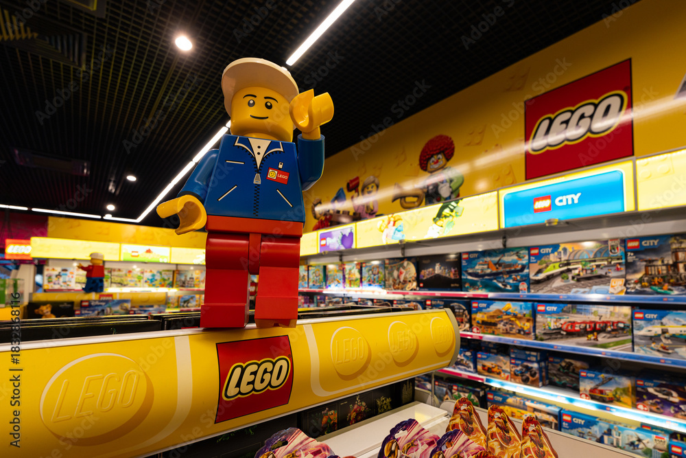 Obraz premium Large Lego minifigure statue in toy store