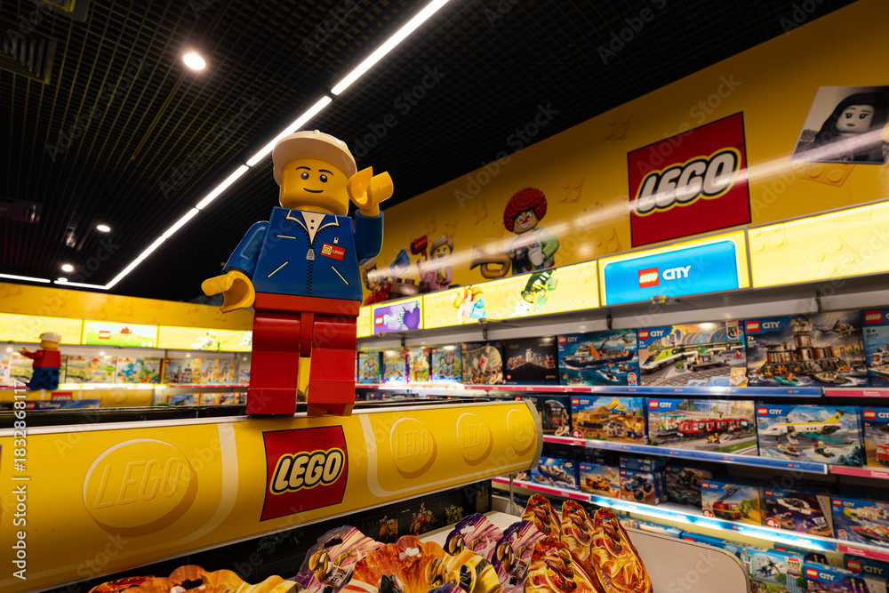 Obraz premium Large Lego minifigure statue in toy store