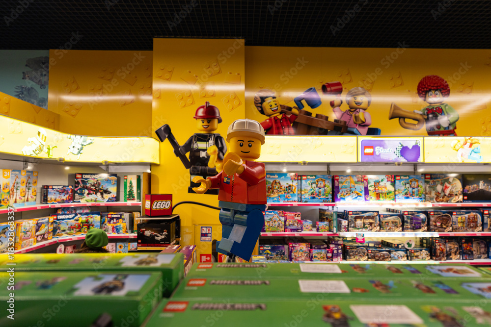 Obraz premium Large Lego minifigure statue in toy store