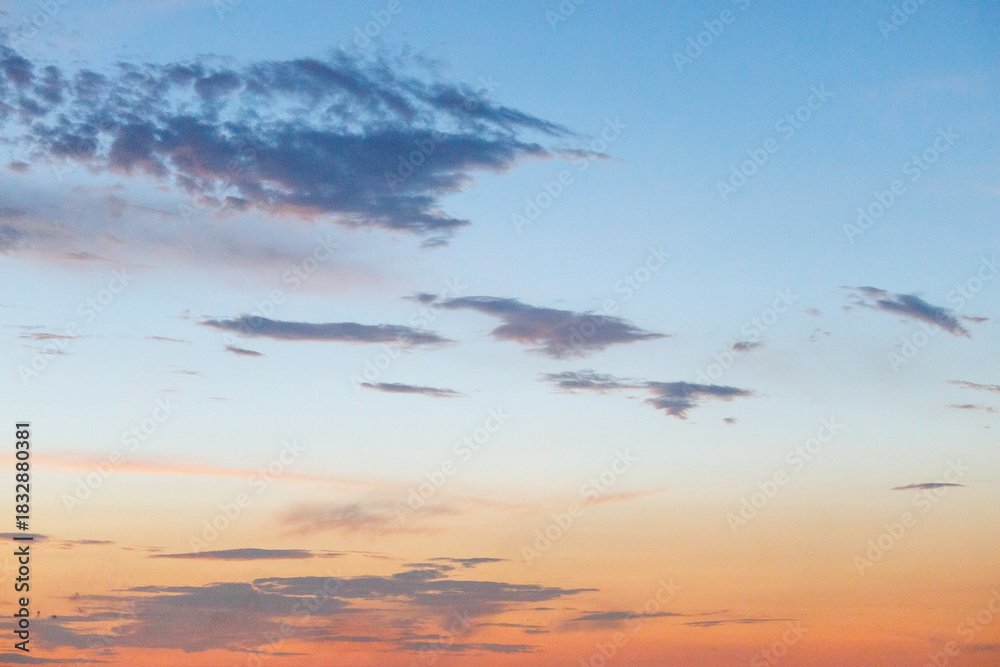 Obraz premium 青と赤のグラデーションが広がる夕空