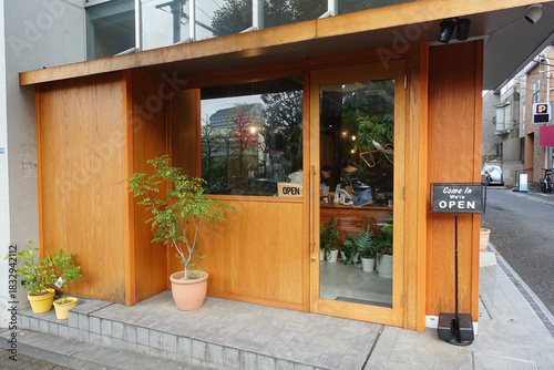 おしゃれな雰囲気のお店の入り口
