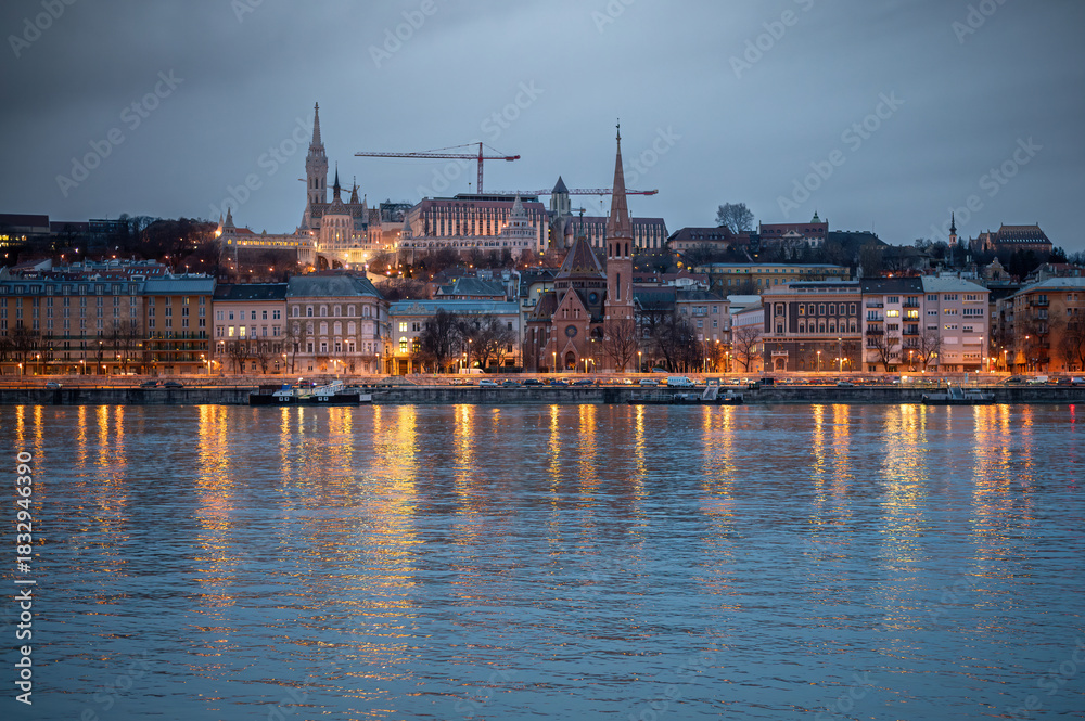 Obraz premium Early Morning Budapest Riverfront