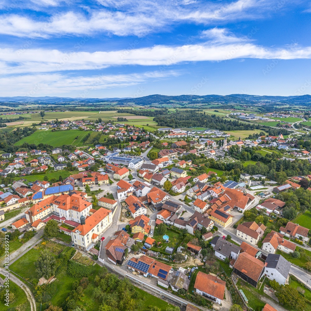 Obraz premium Der Luftkurort Thyrnau in der niederbayerischen Region Donau-Wald nahe Passau aus der Vogelperspektive