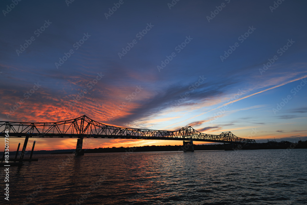 Obraz premium bridge at sunrise
