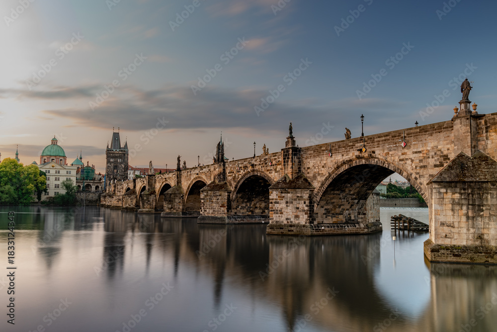 Obraz premium Twilight Reflections on the Charles Bridge