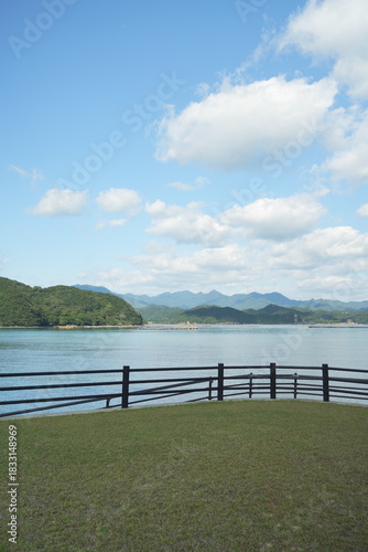 公園から海を眺める