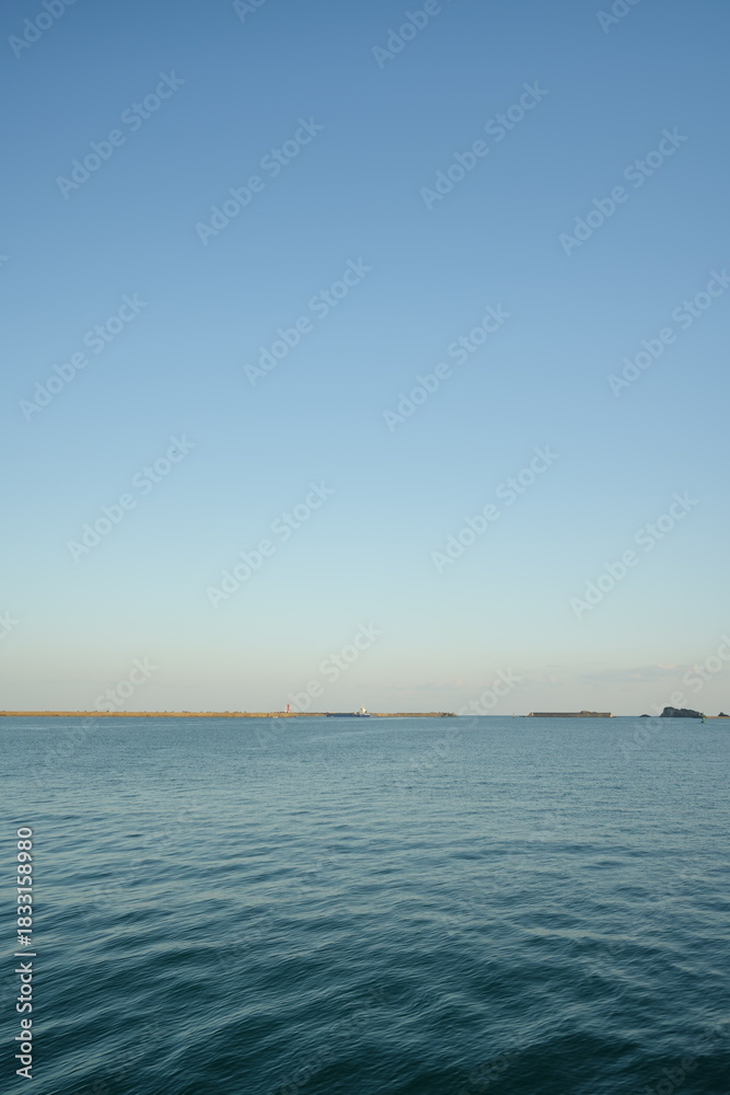 Obraz premium 海岸から見る海と空