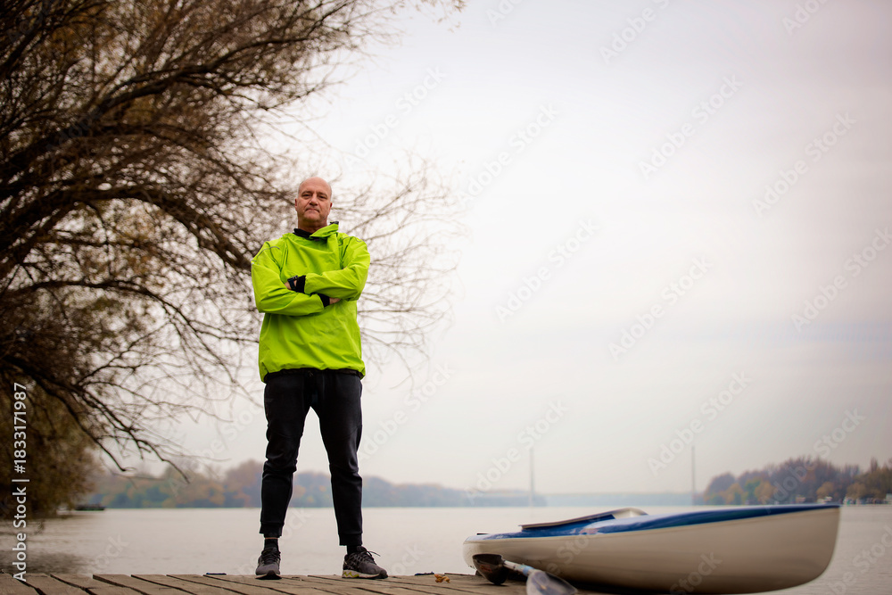 Naklejka premium Confident senior man standing outdoor in an autumn day