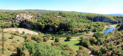 Le beau village de Balazuc au bord de la rivière Ardèche.