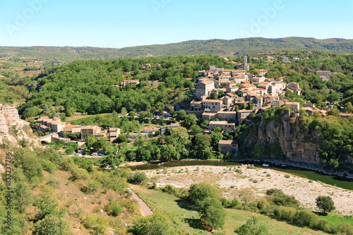 Le beau village de Balazuc au bord de la rivière Ardèche.