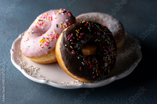 暗めの背景にチョコドーナツとスイーツ盛り合わせ