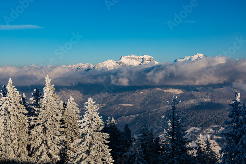 Première neige de la saison 2025-2026 au Semnoz, Haute-Savoie, France, Europe.