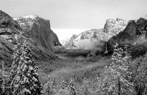 Valokuva Yosemite Bridalveil Fall with Fresh Snow