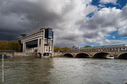 vue du ministère de l'économie et des finances à Bercy à Paris en France