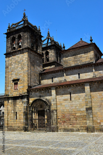 La façade latérale sud de la cathédrale Santa Maria de Braga au Portugal