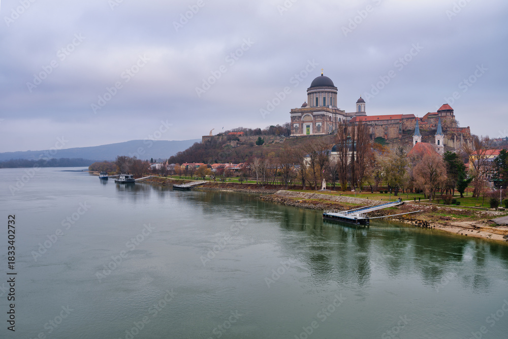 Obraz premium Esztergom Basilica on Castle Hill overlooking the Danube River, Hungary