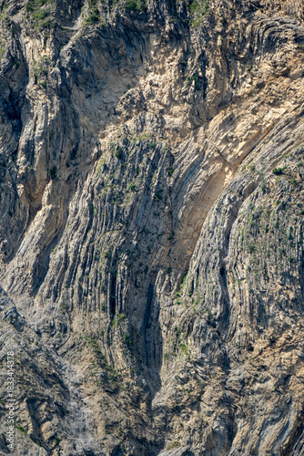 Plis géologiques dans une falaise