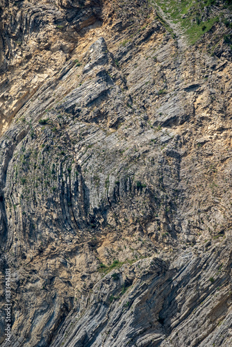 Plis géologiques dans une falaise