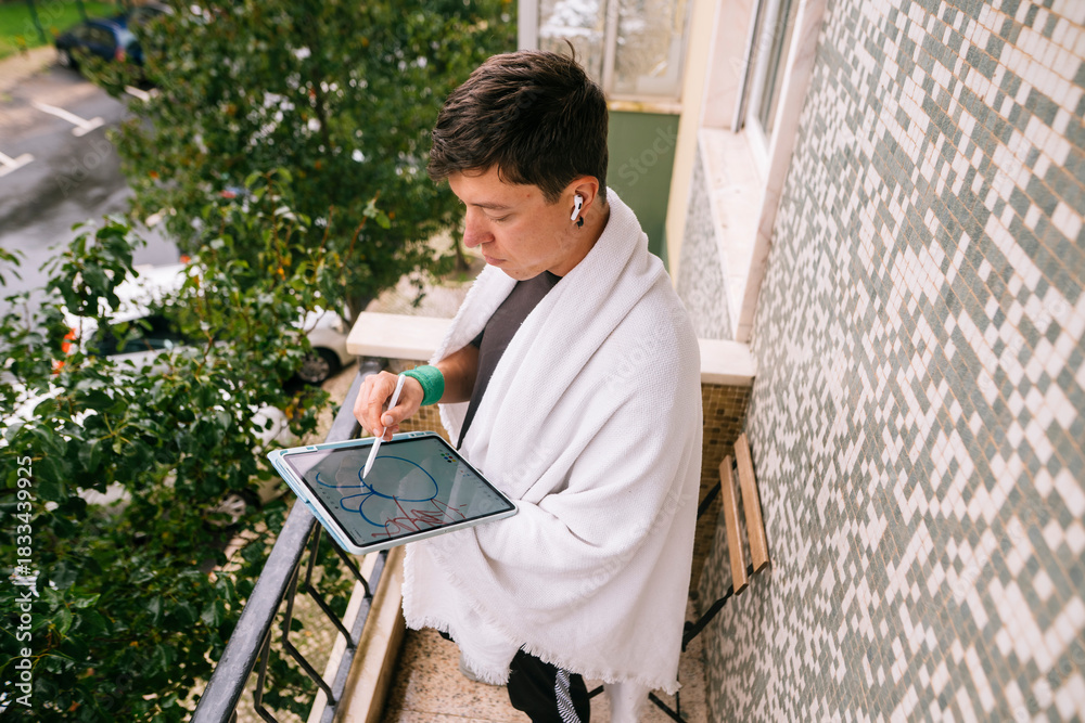 Obraz premium Young man with leafy cityscape background drawing confidently