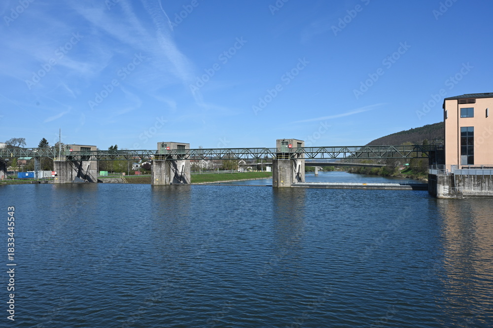 Fototapeta premium Staustufe bei Klingenberg am Main