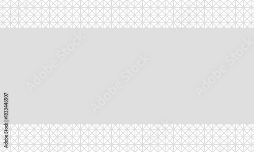 8等分された白い四角形が上下に並ぶ向かい合う面は丸くなった灰色のバナー