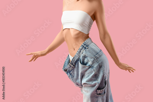 Young woman in loose jeans ...