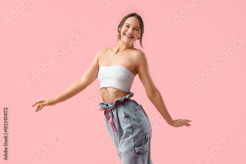 Young woman in loose jeans ...