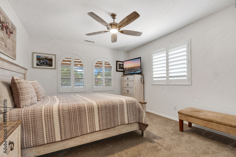 Fototapeta premium A Cozy Bedroom featuring Modern Decor and abundant Natural Light