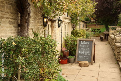 Foto English country pub with stone facade and a welcome chalkboard menu inviting gue