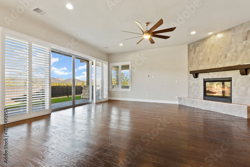Foto Unoccupied Living Space Ready For Decor, Welllit Vacant Living Room Featuring Ha