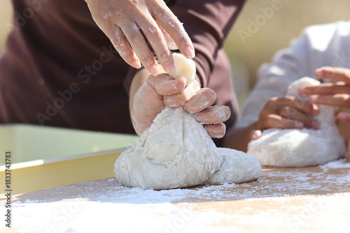 つきたての餅を丸める様子