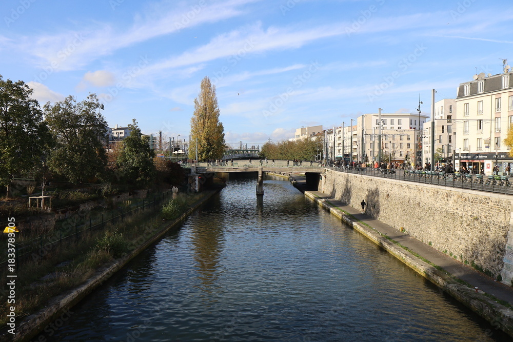 Obraz premium Le canal de Saint Denis, ville de Saint Denis, département de Seine Saint Denis, France