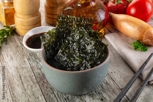Seaweed roasted nori chips heap