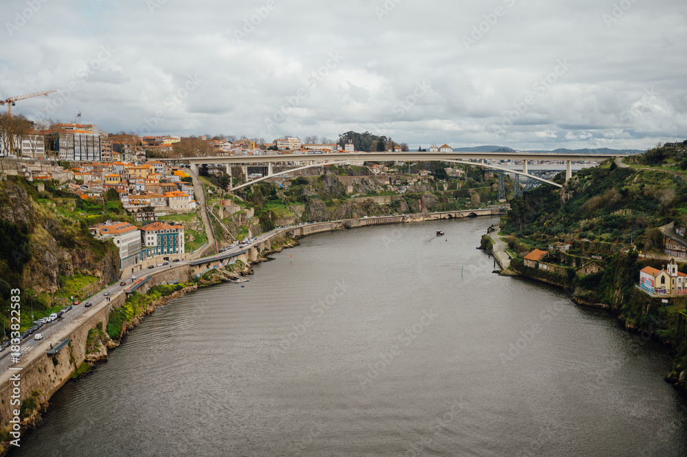 Obraz premium Arrábida Bridge and Douro River Valley, Porto, Portugal