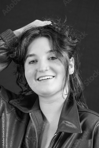 Portrait einer jungen Frau die in die Kamera blickt und lächelt