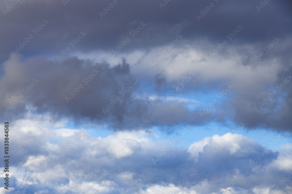 Fototapeta premium 雲の多い空