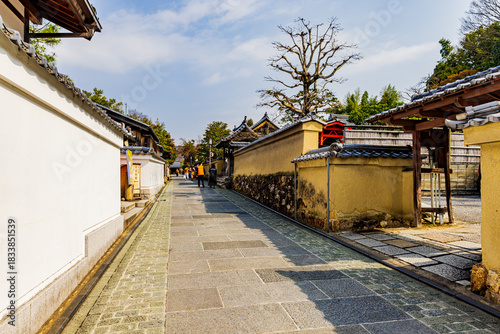 京都の風情ある古い街並み